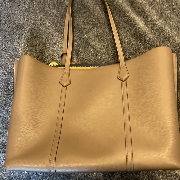 Tory Burch Perry triple compartment leather tote bag with pockets in Clamshell - Picture 6 of 10